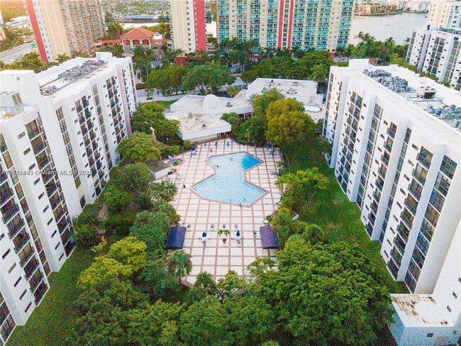 16919 N Bay Rd in Sunny Isles Beach, FL - Building Photo - Building Photo