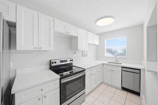 2651 NW 13th St in Miami, FL - Building Photo