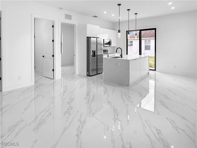 916 Sara Ave N in Lehigh Acres, FL - Building Photo - Building Photo