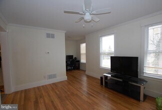 35 East Ave-Unit -APT 1 in Woodstown, NJ - Foto de edificio - Building Photo
