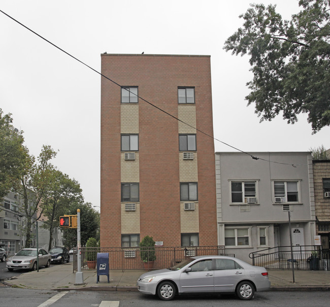 377 Graham Ave in Brooklyn, NY - Foto de edificio - Building Photo