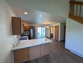 627 E Pine St in New London, WI - Building Photo - Building Photo