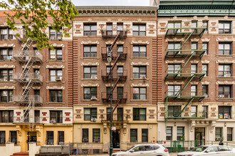 250 Manhattan Ave in New York, NY - Building Photo - Building Photo
