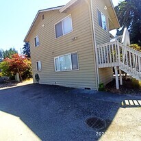 7605 Ridgewood Dr, Unit B in Everett, WA - Building Photo