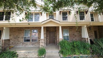 678 S Charles St in Lewisville, TX - Building Photo