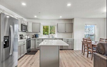 572 Columbia St in Cathlamet, WA - Building Photo - Building Photo