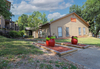 Woodland Trails Apartments in Nacogdoches, TX - Building Photo - Building Photo