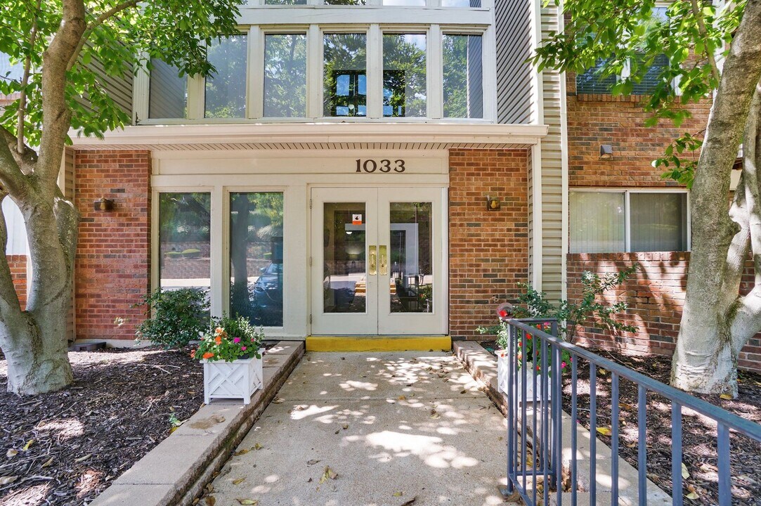 1033 Wilton Royal Dr in St. Louis, MO - Foto de edificio