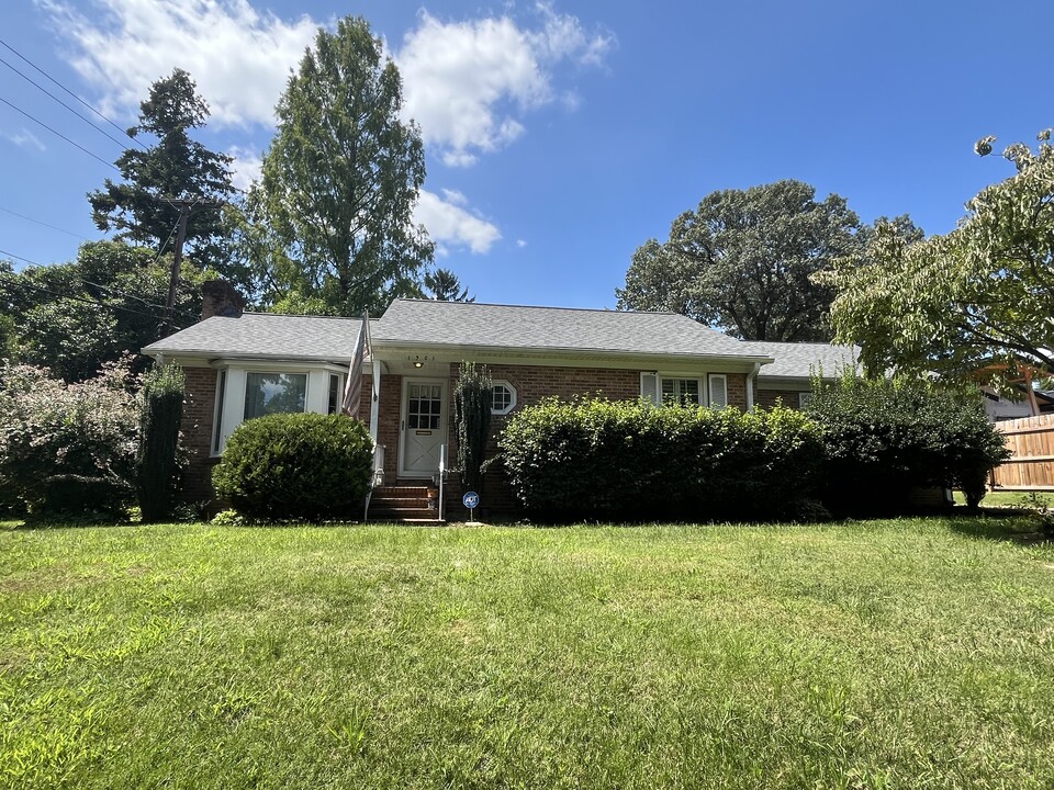 1901 N Elm St in Greensboro, NC - Building Photo