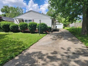 1219 Barker St in Bloomington, IL - Building Photo - Building Photo