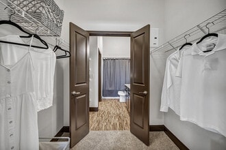 Urban Crest Apartments in San Antonio, TX - Foto de edificio - Building Photo