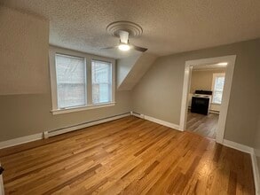 17 Central St, Unit Apt. 4 in Derry, NH - Building Photo - Building Photo