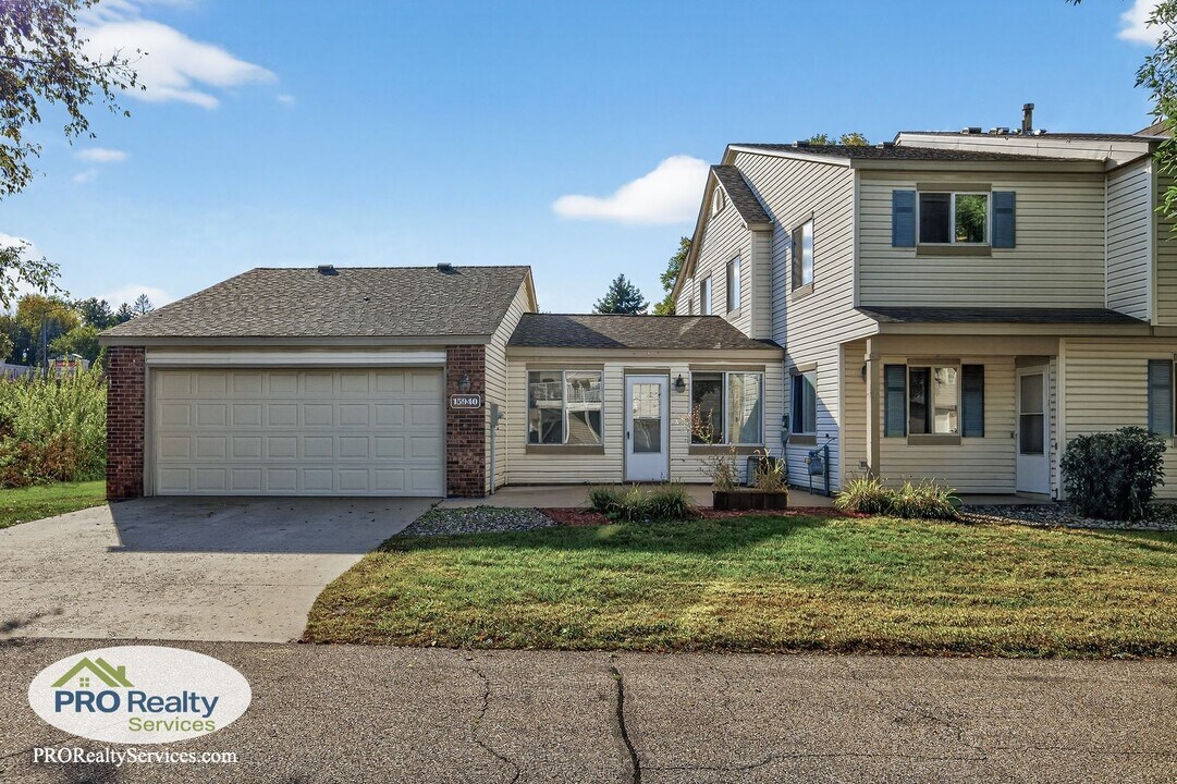 15940 Granada Ave in Apple Valley, MN - Building Photo
