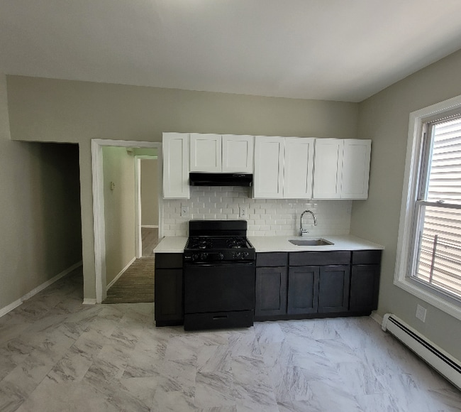 666 Grove St, Unit 2R