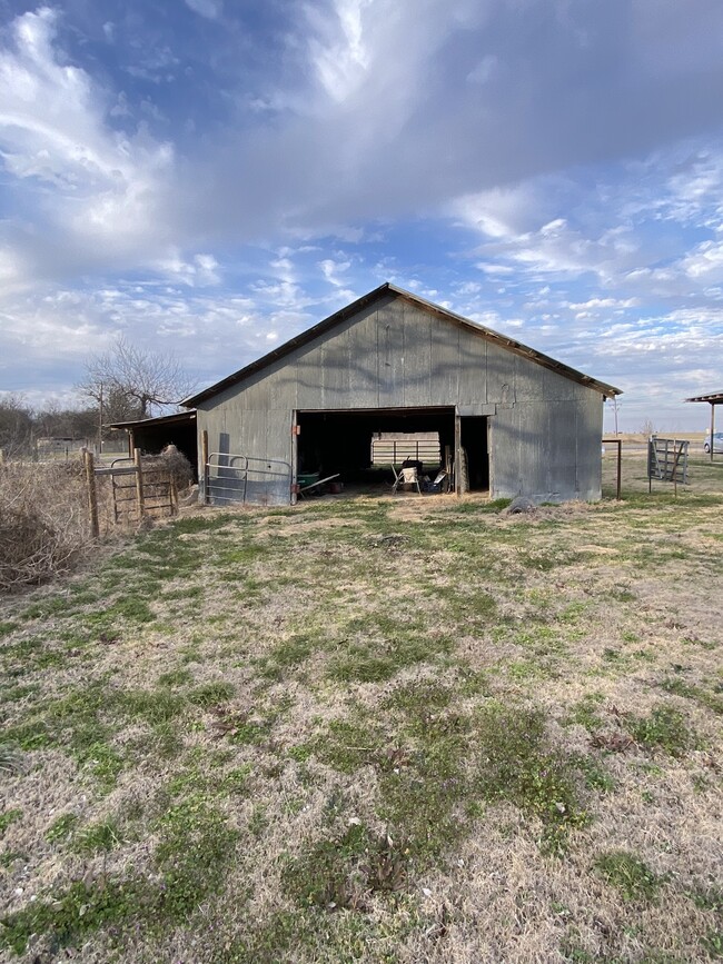 6384 FM 485 in Cameron, TX - Foto de edificio - Building Photo