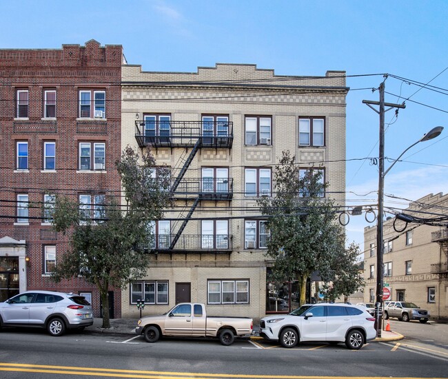 372 Anderson Ave in Cliffside Park, NJ - Foto de edificio - Building Photo