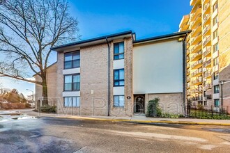 6 Monroe Pl in Rockville, MD - Building Photo - Building Photo