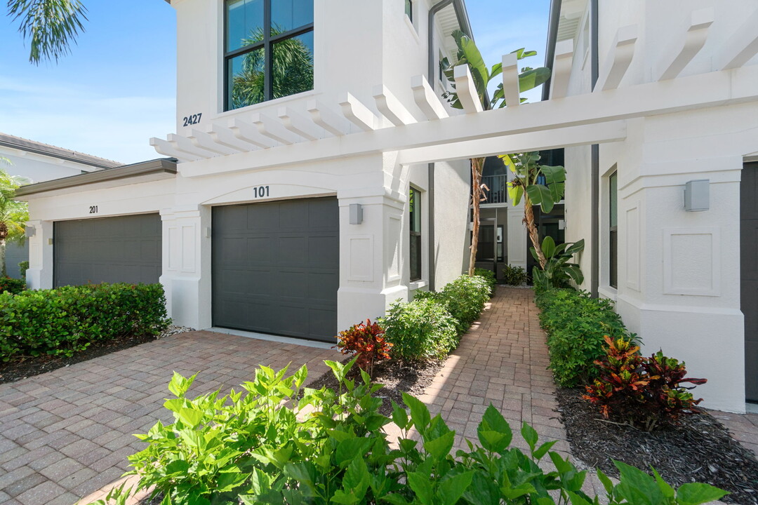 2427 Ravenna Blvd in Naples, FL - Building Photo