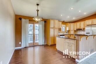 9864 Wake St NE in Circle Pines, MN - Foto de edificio - Building Photo