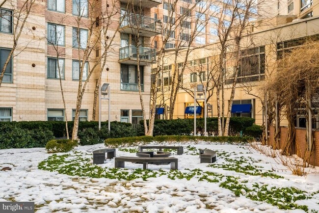 851 N Glebe Rd in Arlington, VA - Foto de edificio - Building Photo