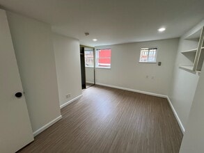 33 Etruria St, Unit Apt. D in Seattle, WA - Building Photo - Building Photo