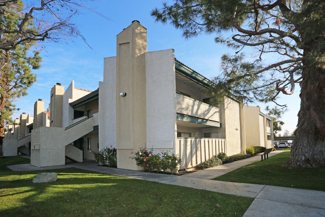 Cedar Oaks in Bakersfield, CA - Building Photo - Building Photo