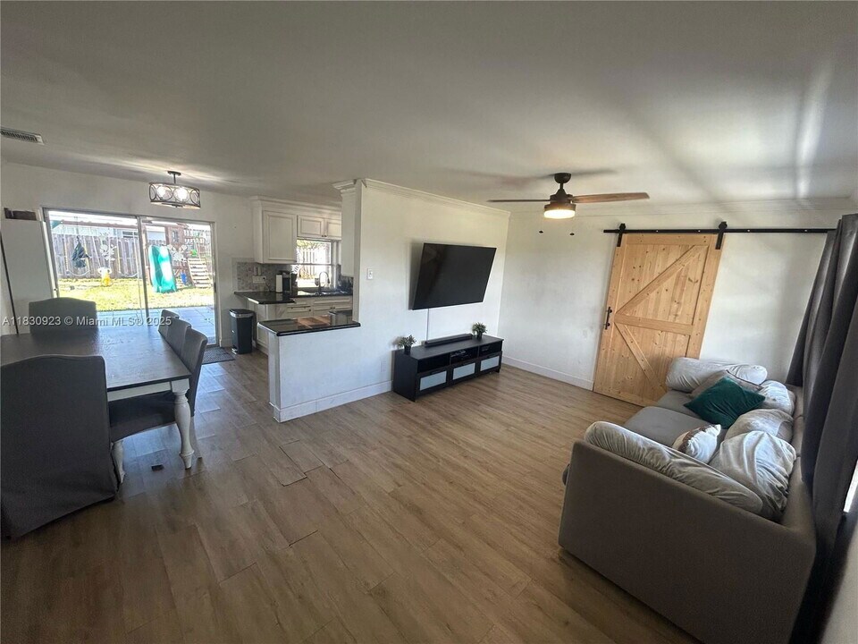 11721 NW 32nd Manor in Sunrise, FL - Building Photo