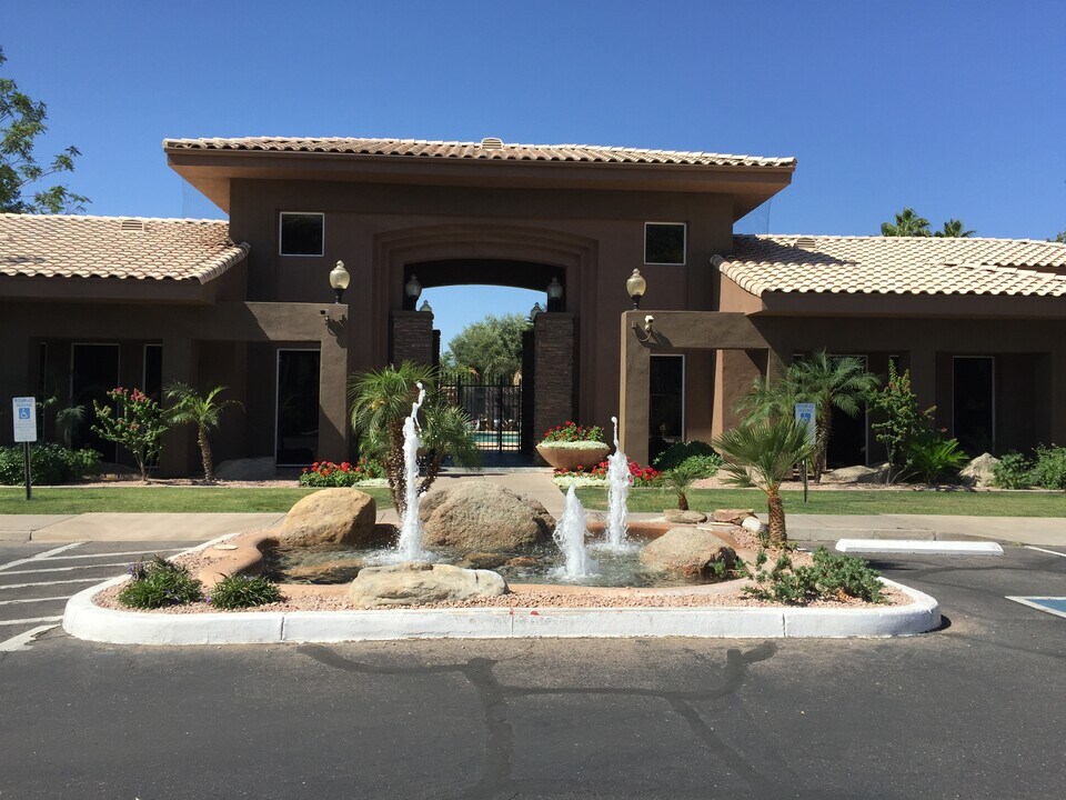 7009 E Acoma Dr in Scottsdale, AZ - Foto de edificio