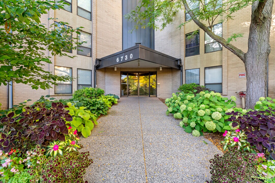 6730 Vernon Ave S, Unit Fountain Woods II 404 in Minneapolis, MN - Building Photo