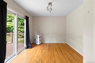 338 Old Town Rd in East Setauket, NY - Building Photo - Building Photo