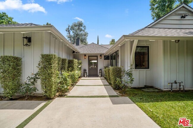 2701 Roscomare Rd in Los Angeles, CA - Building Photo - Building Photo