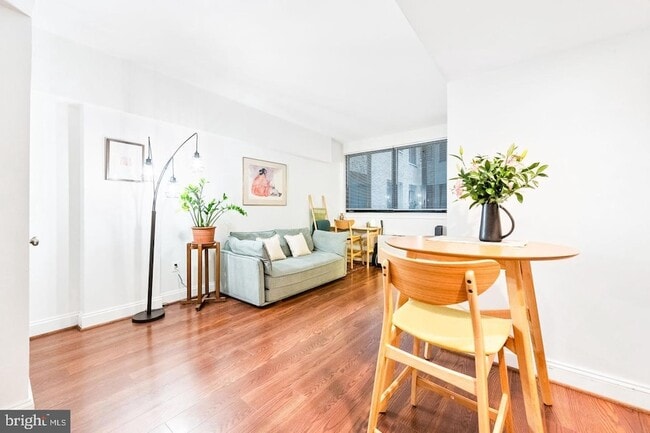 1701 16th St NW, Unit 204 in Washington, DC - Building Photo - Building Photo