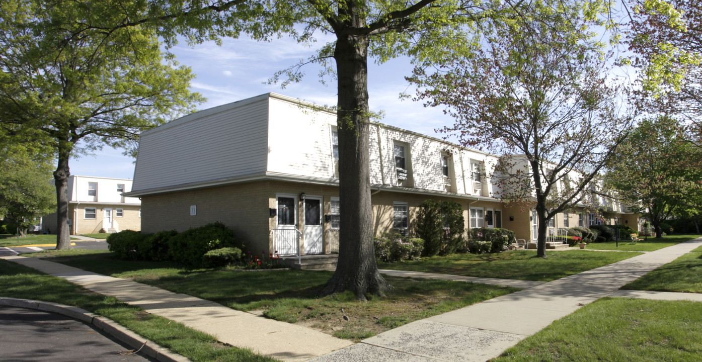 Eatonbrook Apartments in Eatontown, NJ - Foto de edificio