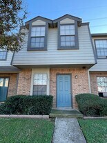 702 W Collins St in Denton, TX - Building Photo