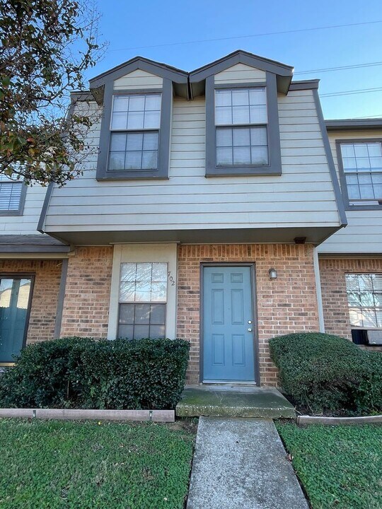 702 W Collins St in Denton, TX - Building Photo