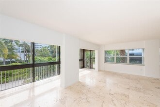 590 Ocean Dr in Key Biscayne, FL - Building Photo - Building Photo