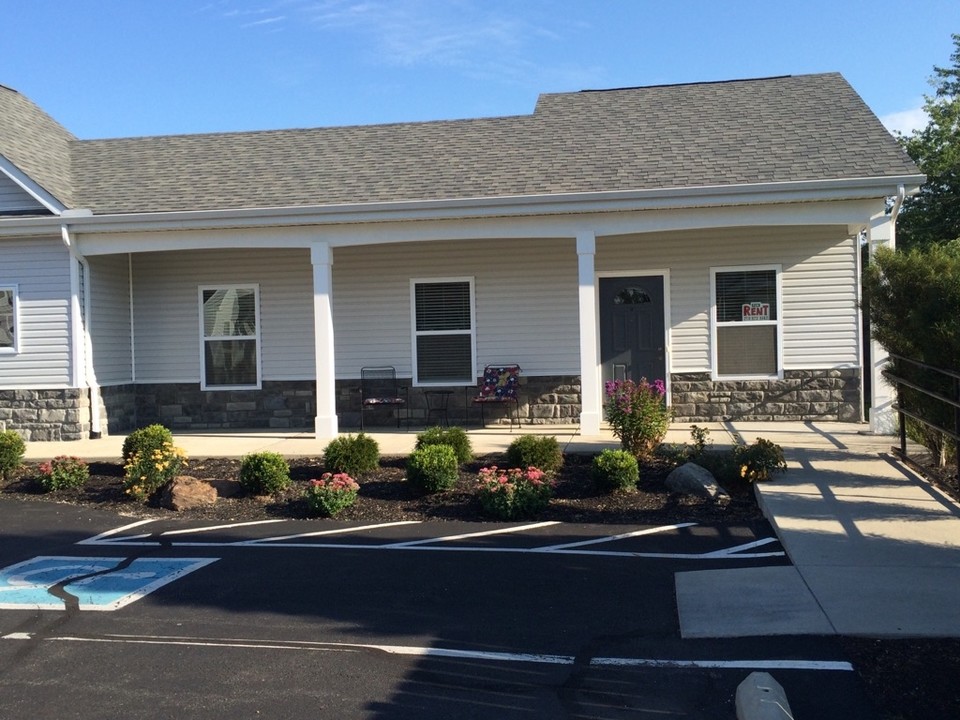 706 W Main St in Hebron, OH - Building Photo