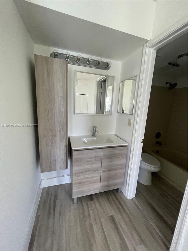918 Twin Lakes Dr, Unit 8-M in Coral Springs, FL - Building Photo - Building Photo