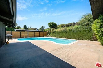 5961 Wrightcrest Dr in Culver City, CA - Building Photo - Building Photo