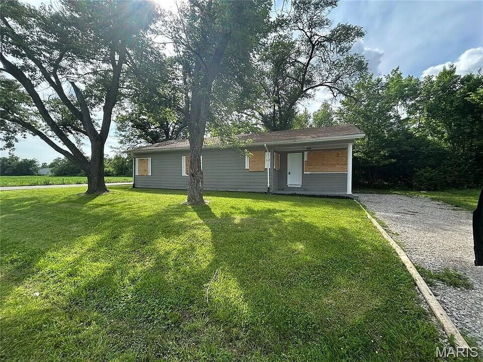 715 Sparks Ave in Sauget, IL - Foto de edificio