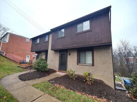 1529 Dunluce Dr in Pittsburgh, PA - Building Photo