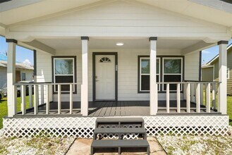 522 W Broad St in Freeport, TX - Building Photo - Building Photo