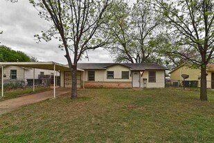 1421 Tanbark Rd in Wichita Falls, TX - Building Photo