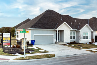 The Courts at Stonebridge in Olathe, KS - Building Photo - Building Photo