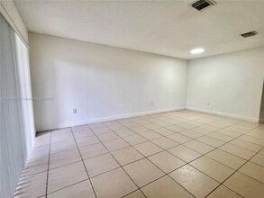 4704 NW 114th Ave in Doral, FL - Building Photo - Building Photo