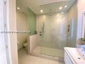 6621 NW 105th Ct in Doral, FL - Building Photo - Building Photo