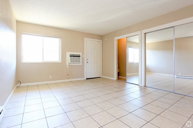 Delta Court Apartments in Fairfield, CA - Building Photo - Building Photo