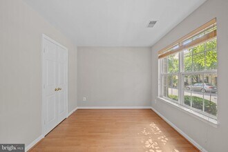 22904 Benson Terrace in Sterling, VA - Building Photo - Building Photo