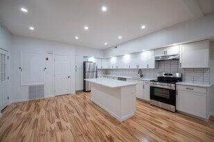 10 Wampanoag Trl in Riverside, RI - Building Photo