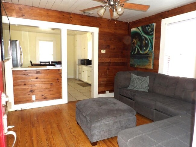 459 E Commerce St in New Braunfels, TX - Building Photo - Building Photo